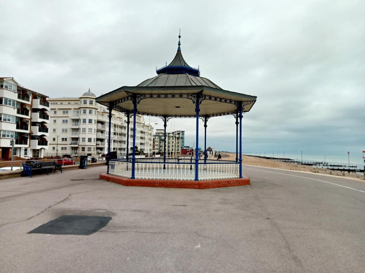 Glorious Duplex Holiday Apartment By The Sea Bognor Regis Exterior photo